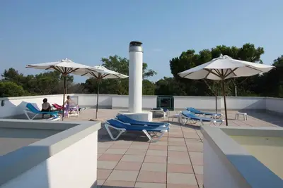 Image de Appartement élégant en bord de mer avec solarium et piscine