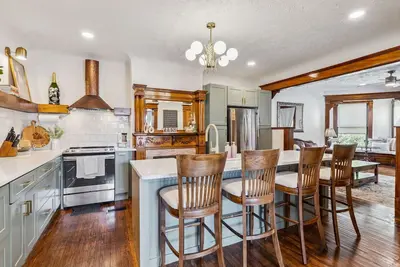 Image de Spacious Home Chef's Kitchen, Bbq Grill, 5 Min Cle Clinic, Hot Tub, Ada, King