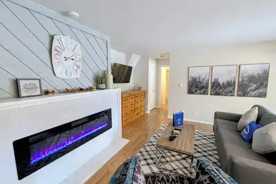 Image de Remodeled Ground Floor | Near Trails & Pool