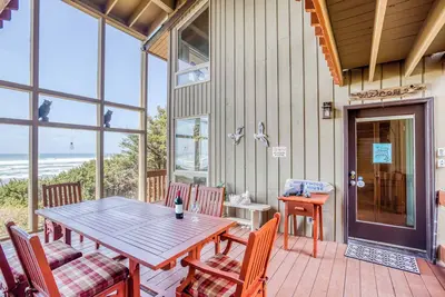 Image de Bright Oceanfront Guest Home with Private Beach Access