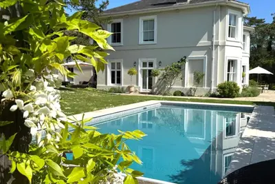 Image de Maison-Prestige-Salle de bain privée extérieure-Vue sur Piscine-Hinton all Gr. . .