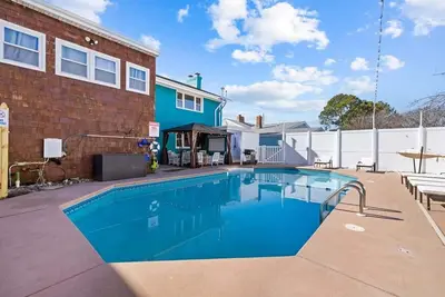 Image de Coastal home w/ pool, hot tub & fire pit