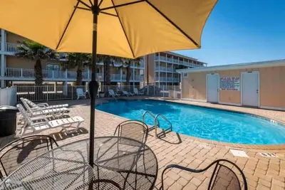 Image de 2 minute walk to the beach ~ 2 pools and a balcony-Sleeps 4