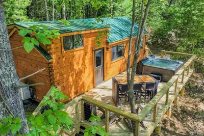 Image de Stay in Style and Comfort at Moonshine Manor