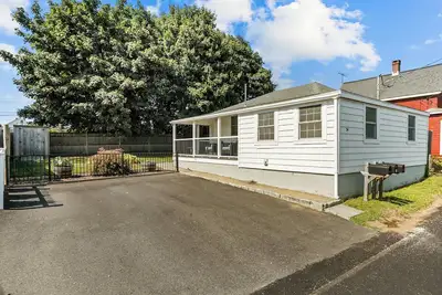 Image de Charming 1-bedroom cottage just steps from Island Park Beaches
