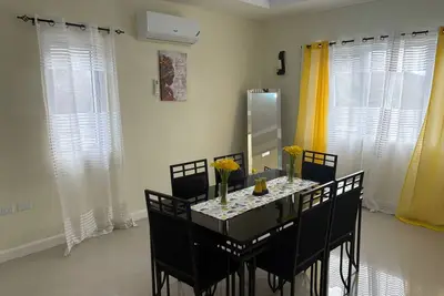 Image de 3-bedroom penthouse in Portmore. Pool and beach access. Centrally located