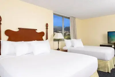 Image de Stunning Waikiki Escape! Steps to Beach, Kitchenette, Outdoor Pool!
