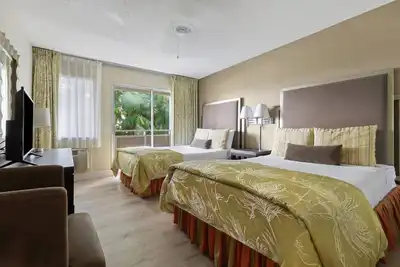 Image de Tropical Retreat w/ Outdoor Pool, Free Parking, Steps from Papaloa Beach!