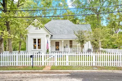 Image de Beautiful 2-bedroom Victorian cottage for 6 near lake, casino, and downtown!