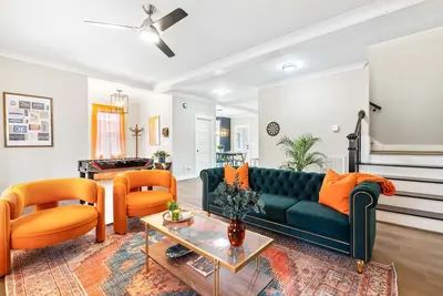 Image de New - Duke 5 Mins, Upscale Eclectic Decor, Backyard Dining and Movies, Sleeps 10