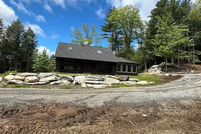 Image de Cozy Modern 4 Bedroom Log Cabin on 45 Secluded Acres in the Berkshires
