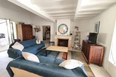 Image de Maison écologique avec électricité solaire.