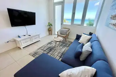 Image de Ocean Breeze: Beach Front Condo with Pool