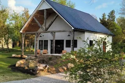 Image de Modern A-Frame + Backyard + Firepit + Bbq