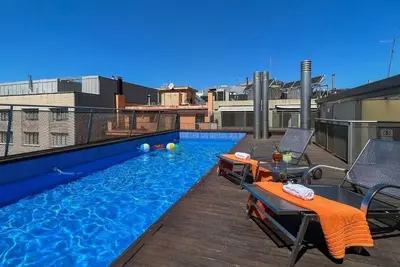 Building with communal roof terrace with pool!