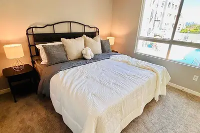 Image de Aprt. Mid- Wilshire -  Wake up to iconic views of downtown Los Angeles