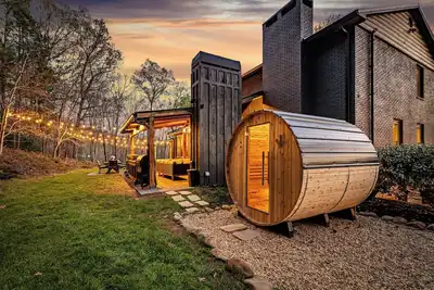 Image de 10 Acres, Sleeps 14 + Hot Tub + Sauna + Stocked Fishing Pond + Kayaks & More