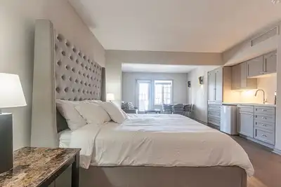 Image de Studio-King Bed with Heated pool