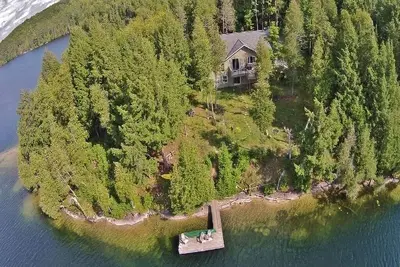 Image de Spacious Waterfront Cottage with Privacy and Stunning Views