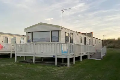 Image de Cosy 8 berth caravan at Naze Marine Holiday Park in Essex ref 17356br