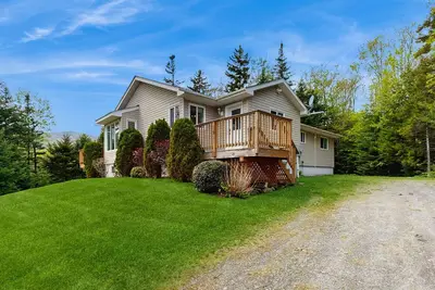 Beautiful house w/ mountain views, fireplace, balcony, bbq, gameroom, w/d, a/c