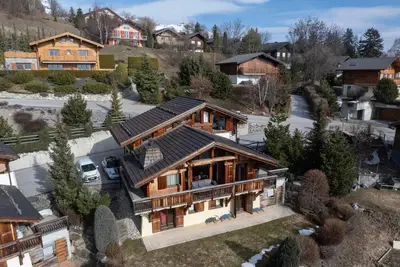 Image de Chalet Renard Blanc is a luxurious yet cozy home for skiing, golfing, and hiking