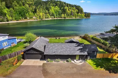 Image de Modern Waterfront Escape with Grill, Patio, and Nature Views