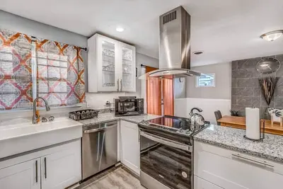 Image de Quarters on Quince - Huge Yard