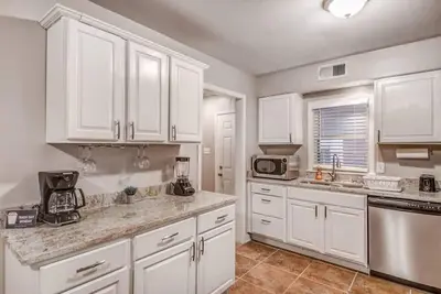 Image de Near Parks, Zoo, & Downtown! Colonial Acres Abode