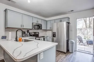 Image de Mins to Downtown & U of Memphis! High Point Duet