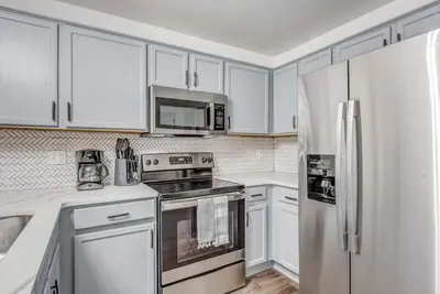 Image de Mins to Downtown & U of Memphis! High Point Duet 1