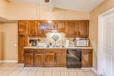 Image de Near Dining, Shopping, Parks! McCorkle Maison