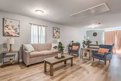 Image de 15 Mins to Downtown & Zoo! Hawkins Mill Hideaway