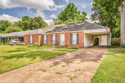 Image de Fenced Yard, Centrally Located-Parkway Village Pad