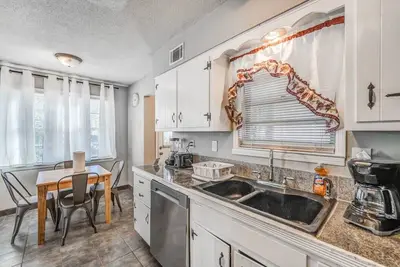 Image de Brick Bungalow - Mins from Parks