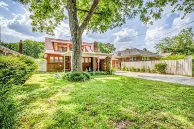 Image de Near Shopping & Dining- Magic in Midtown- Unit B