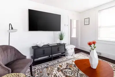 Image de 10mins|Downtown|Disney+|Sunroom