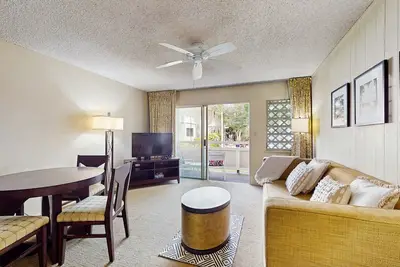 Image de Stylish condo with private lanai, shared pool & hot tub - steps from the beach