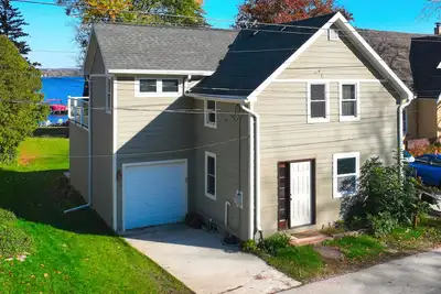 Image de Pewaukee Lake Home, w/ Dock, Gas Grill, Large Deck, near Boat Launch & Town
