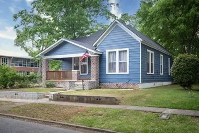 Image de Close to Dining and Airport - East Lake Update