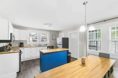 Image de Renovated! Mins to Bhm CrossPlex-Central Park Chic