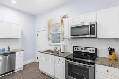 Image de Near the Airport & Renovated! East Lake Craftsman