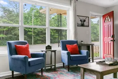 Image de 10 Mins to Downtown! Modern in Magic City- Unit A