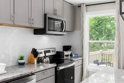 Image de 10 Min to Downtown-Modern in Magic City-Both Units