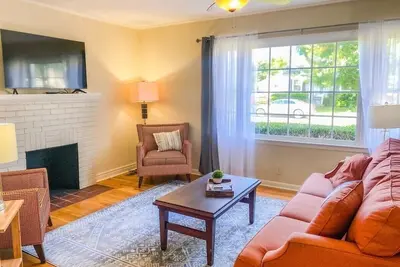 Image de Great Location w/ Yard & Deck! - Bonita Bungalow