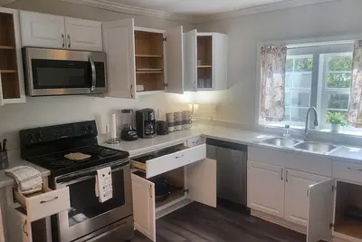 Image de Large, Renovated On E. Lake Park! Comfy Cottage