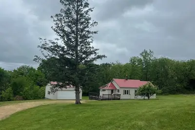 Image de Charming Country Getaway – Nestled and Cozy Retreat with Outdoor Fun!