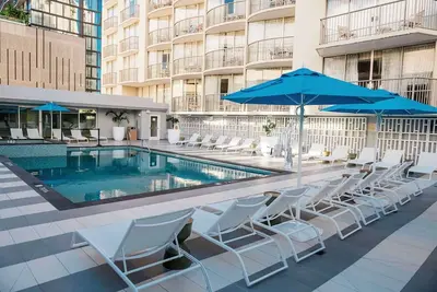 Image de Waikiki Comfort in a 2br Suite – Pool, Fitness Room & Steps from Surf Spots
