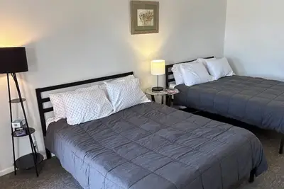 Image de Remodeled two queen bed unit 11 studio with Ac, Heat and fast WiFi in Fillmore