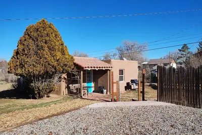 Image de Beautiful adobe style house with yard and parking in town Cortez – Adobe CoCo